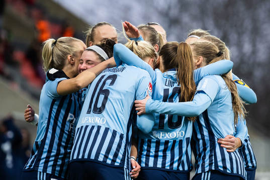 Djurgårdens Hayley Dowd jublar med lagkamrater