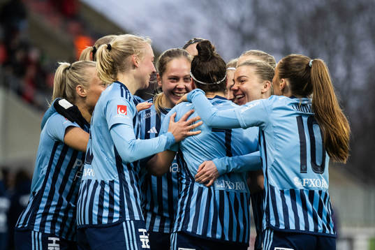 Djurgårdens Hayley Dowd jublar med lagkamrater