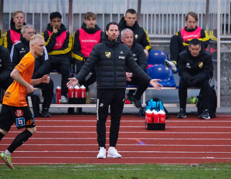IFK Hässleholms tränare Johan Persson i matchen i div. 2