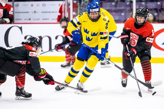 Hanna Olsson of Sweden and Kohane Sato of Japan