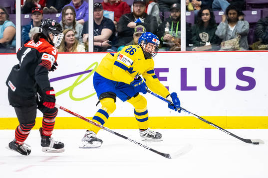 Aoi Shiga of Japan and Hanna Olsson of Sweden