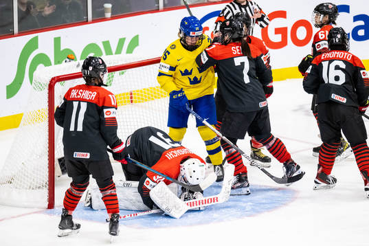 Lina Ljungblom of Sweden and Kanami Seki of Japan