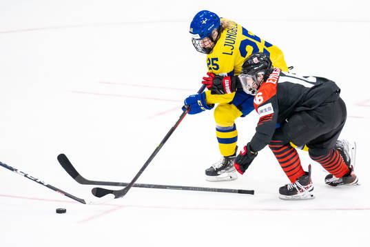 Lina Ljungblom of Sweden and Yoshino Enomoto of Japan