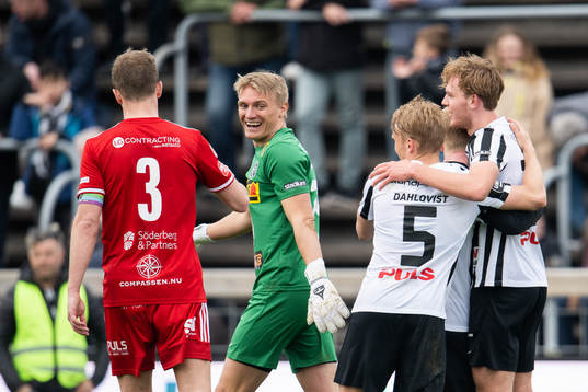 Landskronas målvakt Svante Hildeman jublar medan Skövde