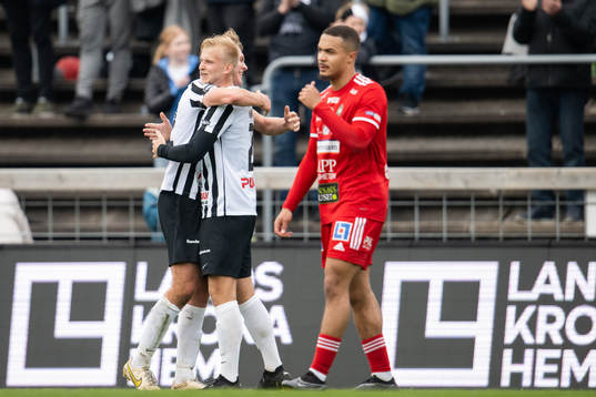 Landskronas Melker Jonsson och Johan Rapp jublar medan en