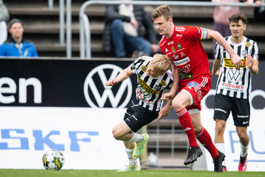 Landskronas Melker Widell i kamp mot Skövde AIKs Filip