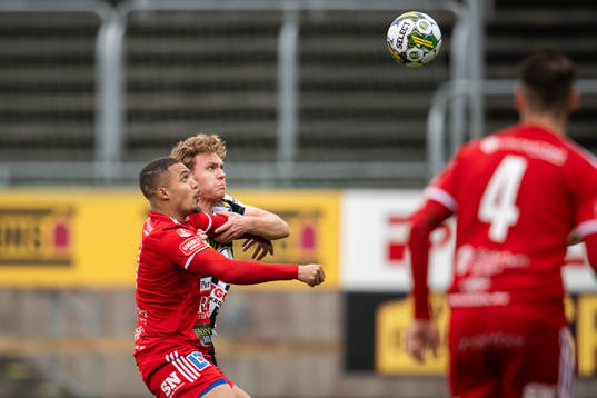 Landskronas Melker Jonsson mot Skövde AIKs Darrell Kamdem
