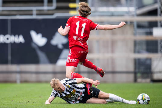 Landskronas Edvin Dahlqvist rensar framför Skövde AIKs