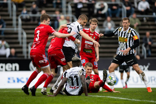 Landskronas Erik Hedenquist och Ousmane Diawara i kamp mot