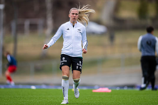 Emilie Nautnes of Rosenborg warms up