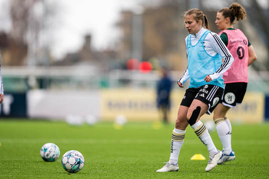 Cesilie Andreassen of Rosenborg warms up
