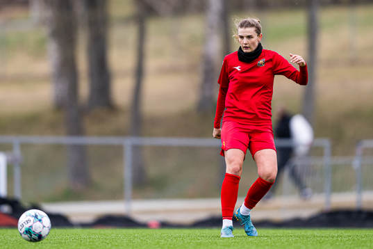 Julie Elise Hoff Klæboe of Røa warms up