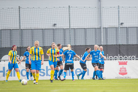 Halmstads Nicolina Svensson jublar med lagkamrater