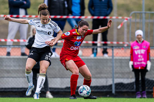 Synne Skinnes Hansen of Rosenborg and Solveig Engås of Røa