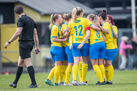 Eskilsminnes Alma Bertilsson jublar med lagkamrater eftert