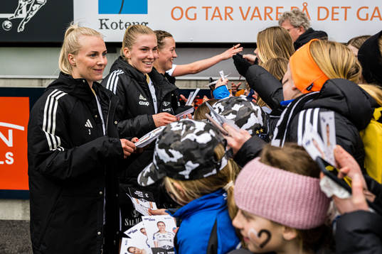 Mali Lilleås Næss and Emilie Nautnes of Rosenborg