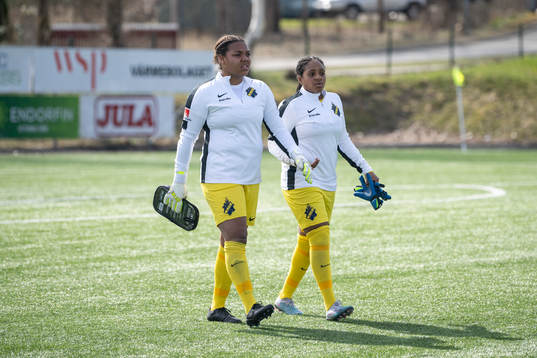 AIKs målvakt Serina Iddrisu Backmark och Målvakt Vendela
