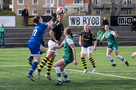 Alingsås målvakt Tea Olin och AIKs Jennie Nordin