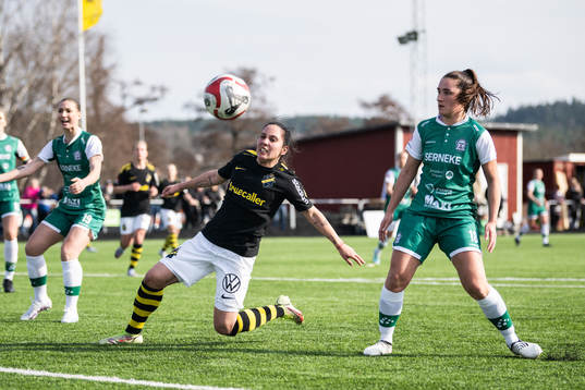 AIKs Michelle Rojas Flores och Alingsås Anna Scavo