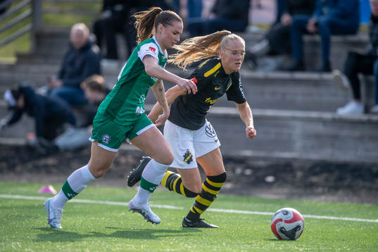 Alingsås Ebba Ranieli  och AIKs Moa Sjöström