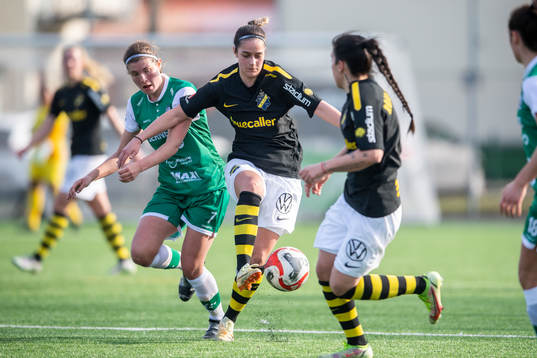Alingsås Tove Lorén och AIKs Daniella Famili