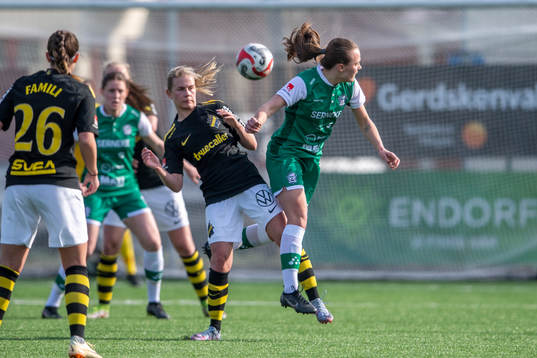 AIKs Olivia Lindstedt  och Alingsås Alma Öberg