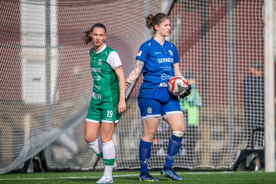 Alingsås Ebba Ranieli och målvakt Tea Olin