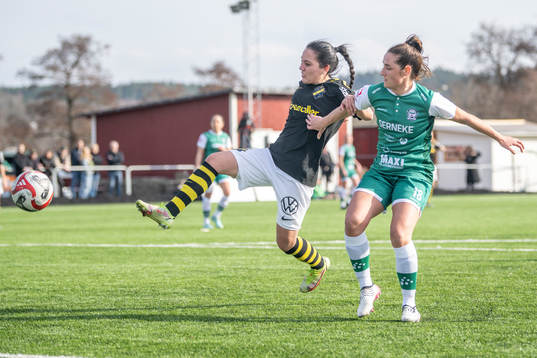 AIKs Michelle Rojas Flores och Alingsås Anna Scavo