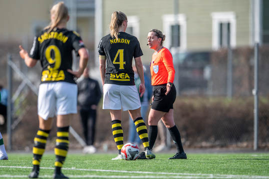 AIKs Jennie Nordin i diskussion med Domare Cecilia Ekwall