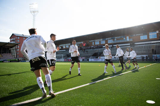 Örebros spelare värmer upp