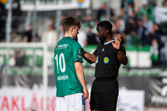 Brages Gustav Berggren och domare Fredrik Oppong