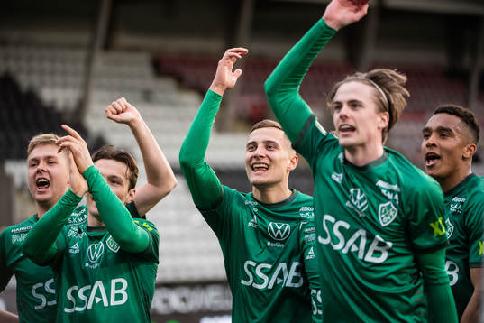 Brages Pontus Rödin jublar med lagkamrater
