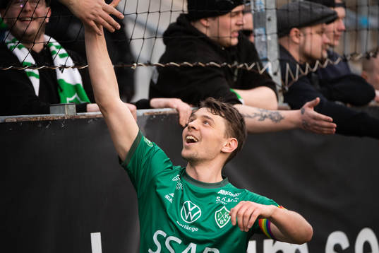 Brages Filip Sjöberg jublar med supportar