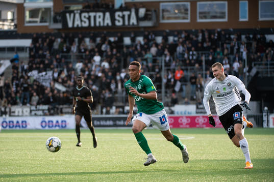 Brages Eirik Asante Gayi och Örebros Adi Fisic