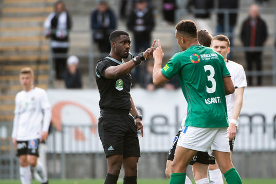 Domare Fredrik Oppong diskuterar med Brages Eirik Asante