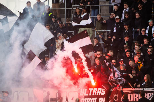 Örebros supportar innan fotbollsmatchen i Superettan