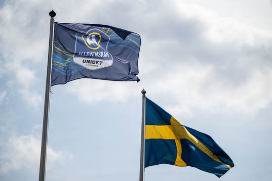 Allsvenskans flagg med Unibet och Svenska flaggan