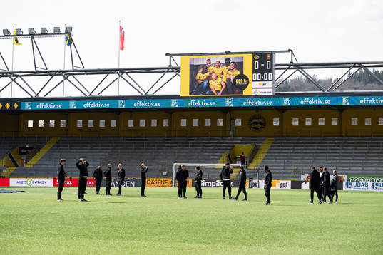 Brommapojkarnas spelare på arenan