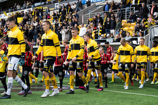Lagen kommer in på arenan