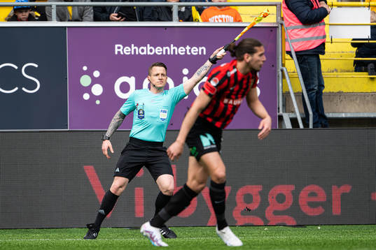 Assisterande domare Robin Wilde vinkar för offside