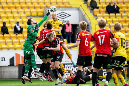 Brommapojkarnas målvakt Oscar Linnér och Elfsborgs Sveinn