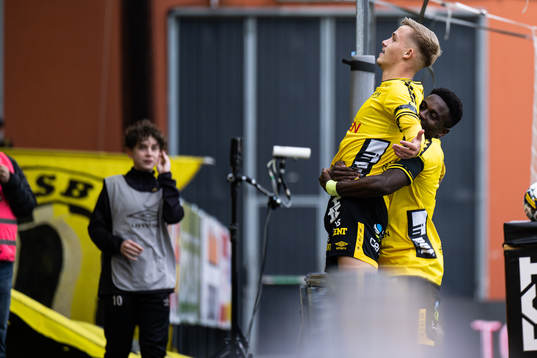 Elfsborgs Jacob Ondrejka jublar med Michael Baidoo