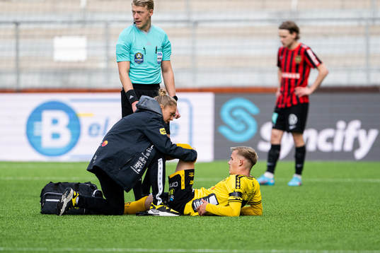Elfsborgs Jacob Ondrejka har ont och får vård av