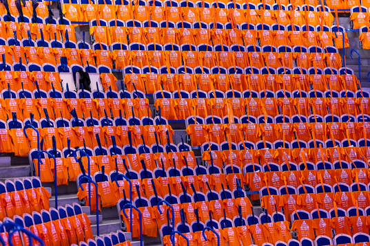 T-shirts på alla sittplatser före final ett i SHL mellan