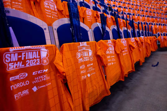 T-shirts på alla sittplatser före final ett i SHL mellan