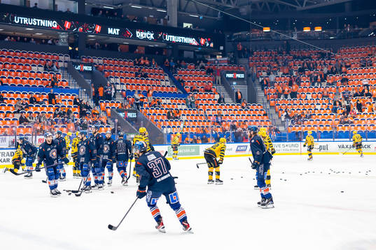 Lagen värmer upp före final ett i SHL mellan Växjö och
