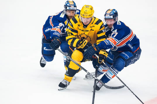 Skellefteås Max Lindholm mot Växjös Brian Cooper och