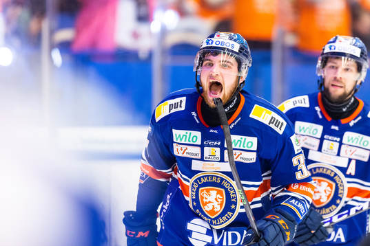 Växjös Glenn Gustafsson jublar