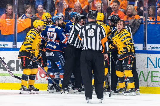 Skellefteås Andreas Wingerli i bråk med Växjös spelare