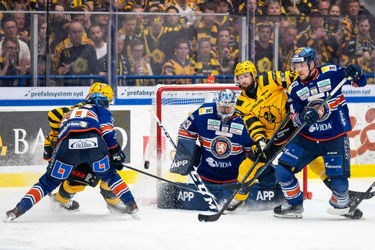 Skellefteås Melker Karlsson mellan Växjös målvakt Emil